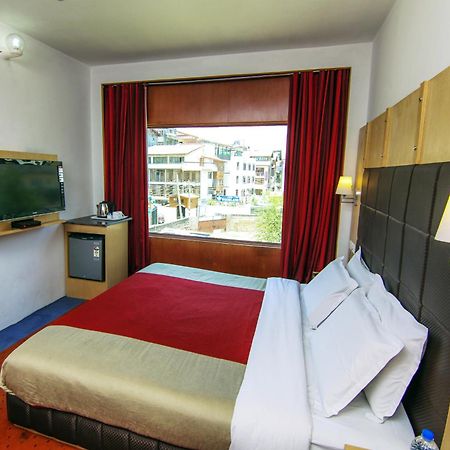 Hotel Holiday Plaza Srīnagar Exterior foto