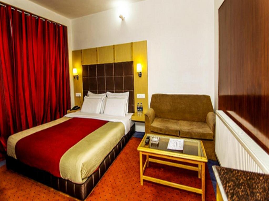 Hotel Holiday Plaza Srīnagar Exterior foto
