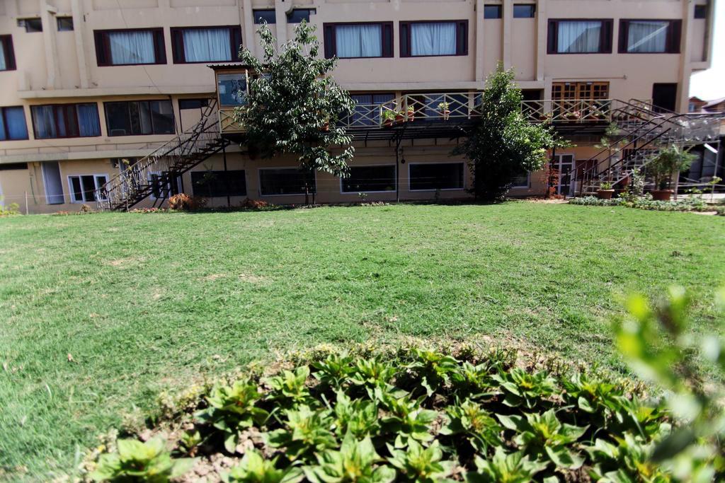 Hotel Holiday Plaza Srīnagar Exterior foto