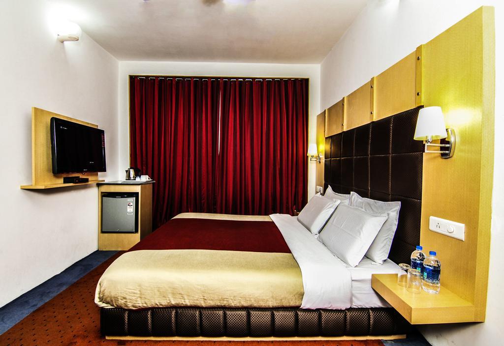 Hotel Holiday Plaza Srīnagar Exterior foto