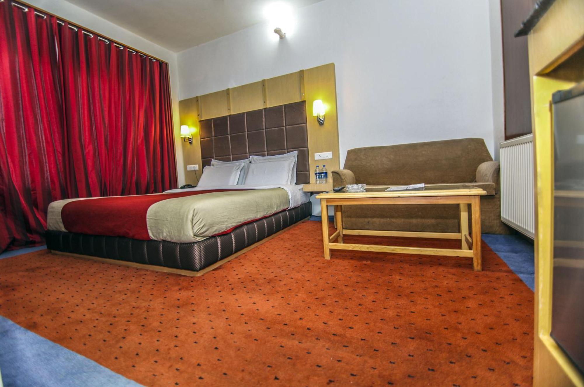 Hotel Holiday Plaza Srīnagar Exterior foto